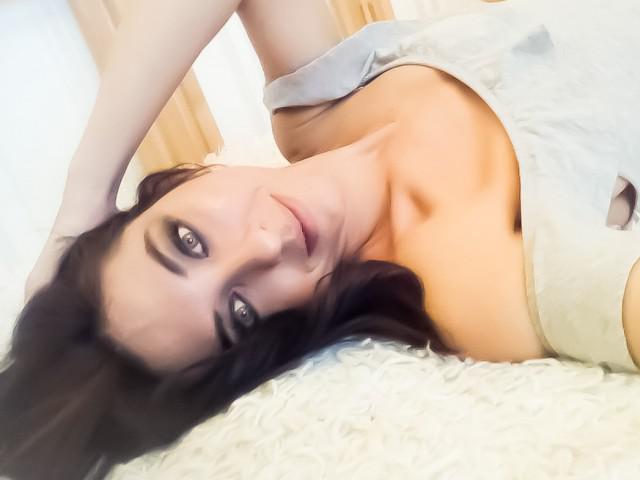Have a fling with Amanda35 on this The Acreage casual sex app