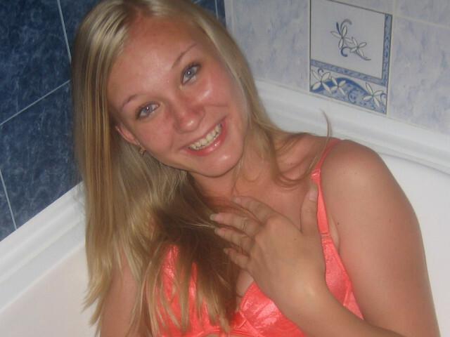 Have a casual fling: Blondebush's hookup profile