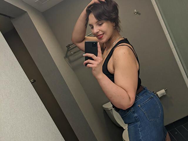 Have a fling with Danigreen215 on this Pittsfield casual sex app