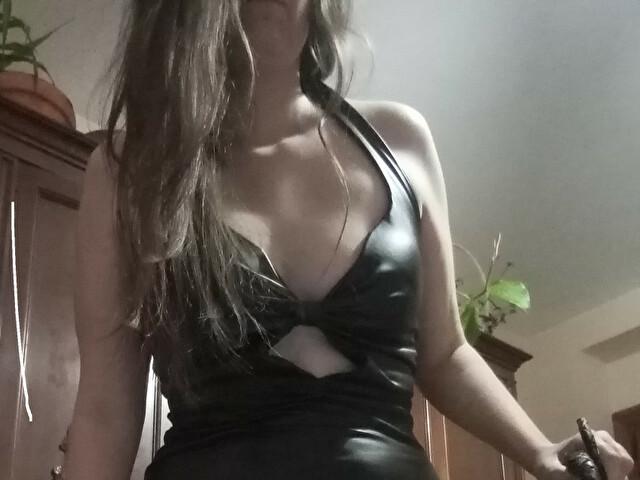 Have a fling with Dommefatale on this Wheeling casual sex app