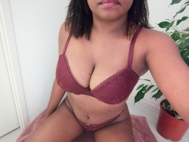 Have a fling with Maira on this South Milwaukee casual sex app